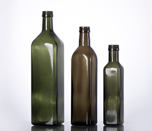 How are colored glass bottles made?